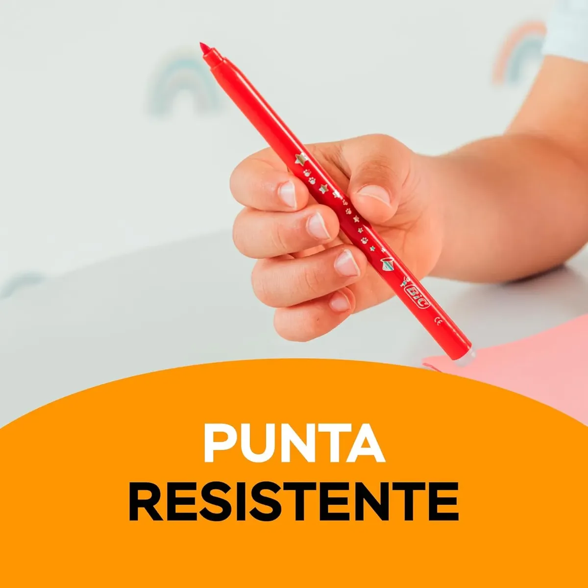 Niño usando el marcador de efecto mágico blanco BIC Kids