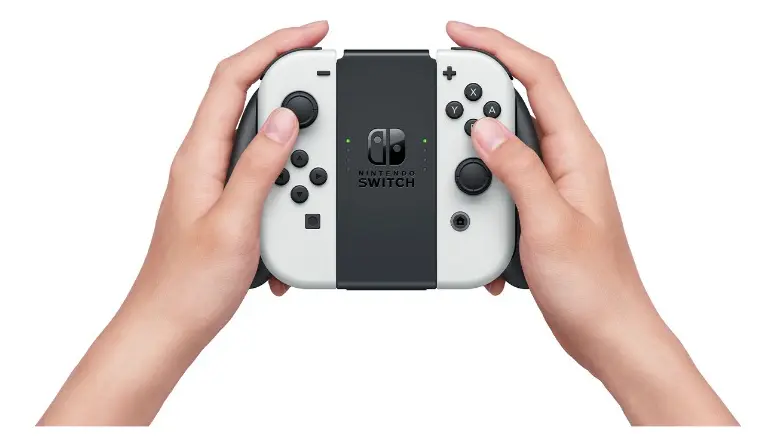 Nintendo Switch OLED - Modo portátil en manos