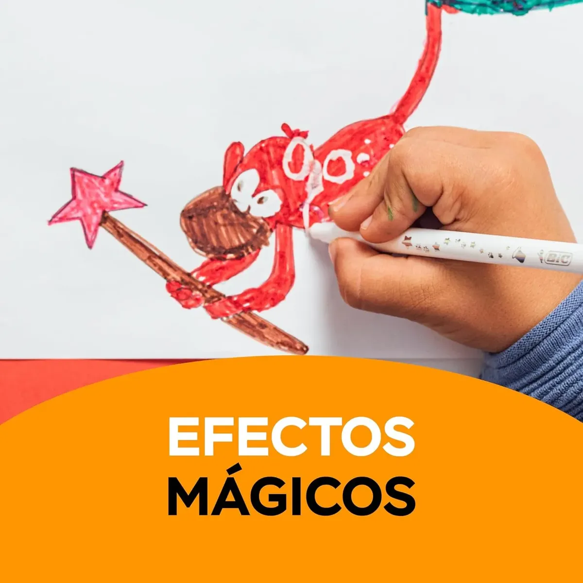 Niño mostrando dibujo terminado con plumones BIC Kids